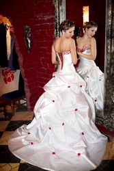 Продам эксклюзивное бело-красное свадебное платье - хит 2012г