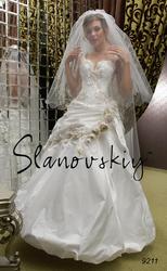 Шикарное свадебное вплатье со стразами