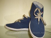 Женская и мужская стоковая обувь