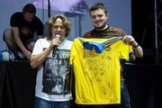 Футболка збірної України з автографами всієї команди