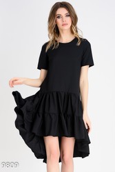 Черное летнее платье с короткими рукавами и присобранной асимметричной